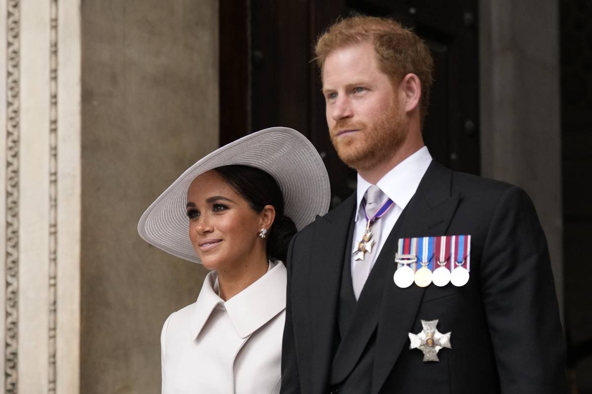 Koronacja Karola III: Książę Harry pojawi się w Londynie bez Meghan. Książę Harry weźmie udział w koronacji Karola III. Meghan z dziećmi pozostanie w Kalifornii. 