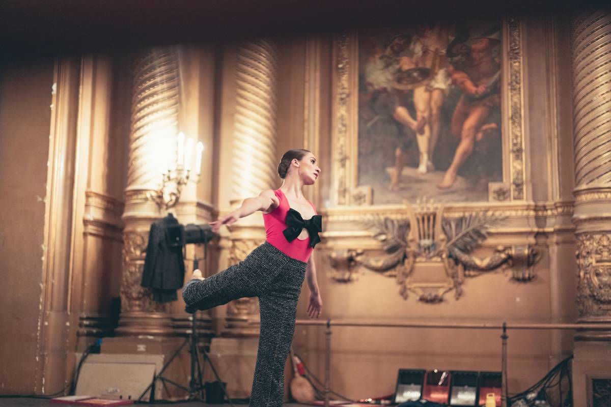 Kostiumy Chanel dla artystów Paryskiego Baletu Narodowego. 21 września 2023 roku na deskach opery paryskiej premierę miał balet w reżyserii Nicolasa Paula, do którego kostiumy stworzył francuski dom mody Chanel.