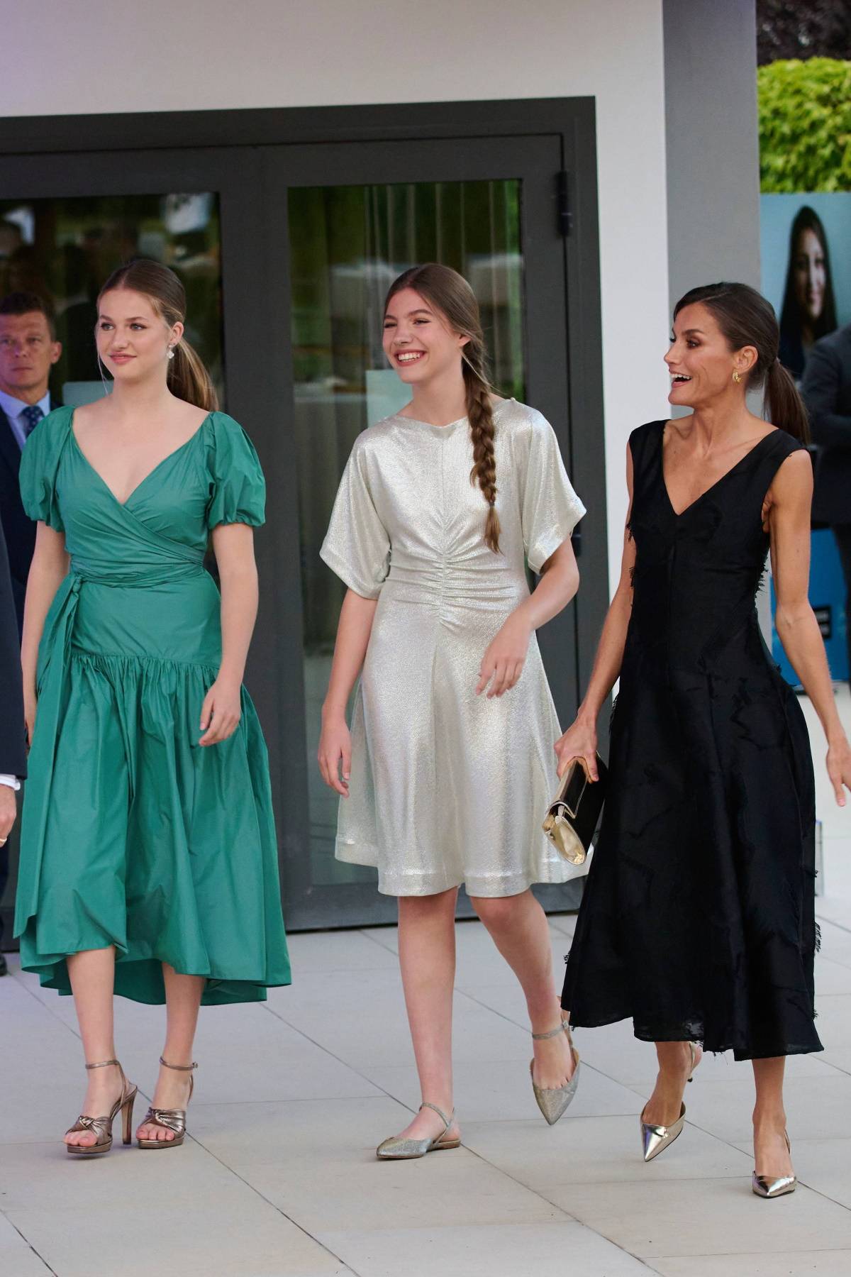 Królowa Letycja z córkami w Gironie w sukienkach popularnych marek. Królowa Letycja na oficjalne wydarzenie w Gironie założyła czarną suknię H&M, a jej córki wybrały sukienki hiszpańskich marek.