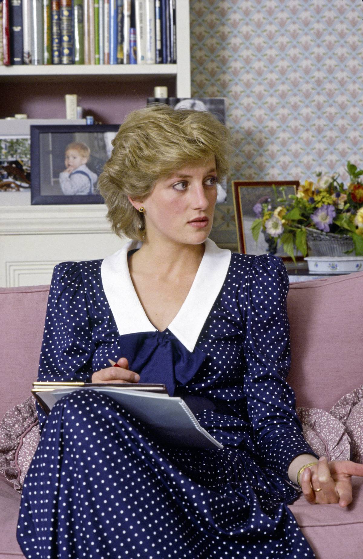 Sukienką Kate złożyła hołd Dianie. nawiązywała do kultowej kreacji, którą księżna Diana założyła w październiku 1985 roku, odwiedzając Pałac Kensington.
