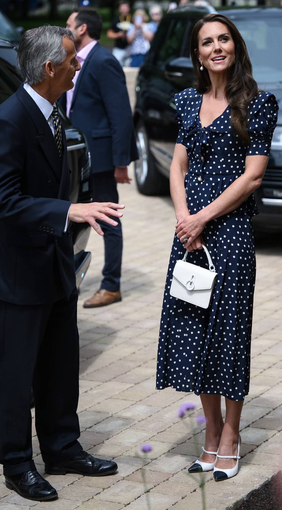 Księżna Kate przypomina Lady Di w sukience w groszki i biało-czarnych czółenkach. Księżna Kate na oficjalne wyjście wybrała granatową sukienkę w groszki marki Alessandra Rich. Projekt przypominał ulubione styliza-cje Lady Di. 