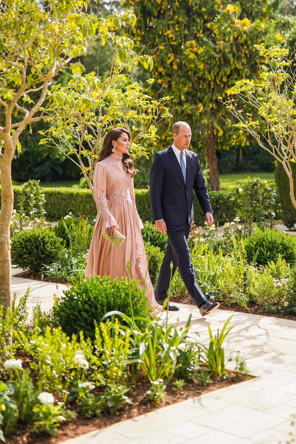 Księżna Kate w jasnoróżowej sukni Eliego Saaba na ślubie w Jordanii. Księżna Kate na ślub księcia Husajna z Rajwą Al Saif założyła suknię Eliego Saaba, jedną z najbardziej zjawiskowych podczas tej uroczystości.