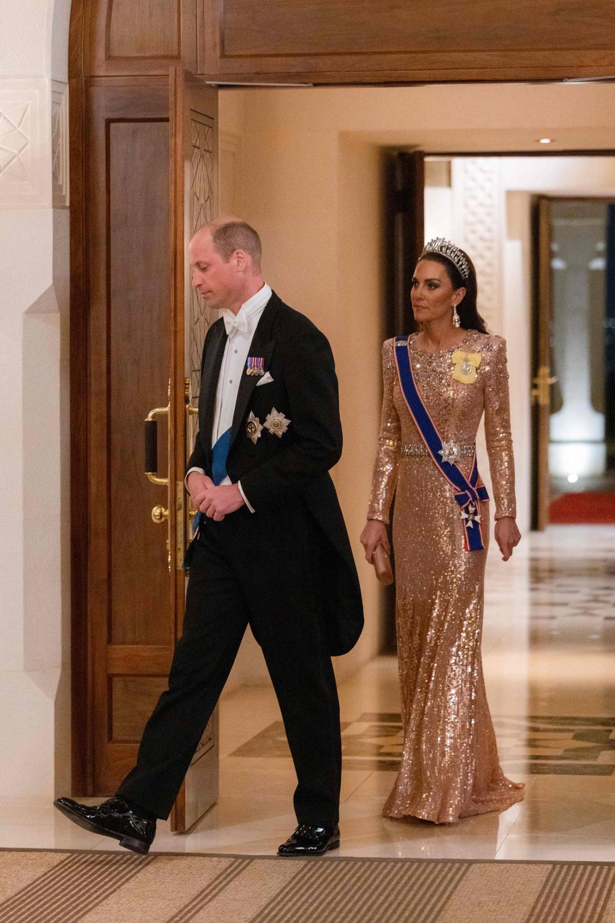 Księżna Kate w tiarze i biżuterii królowej Elżbiety. Na ślub księcia Jordanii z Rajwą Al Saif, księżna Kate wybrała biżuterię z początków XX wieku, którą nosiła kiedyś królowa Elżbieta II.