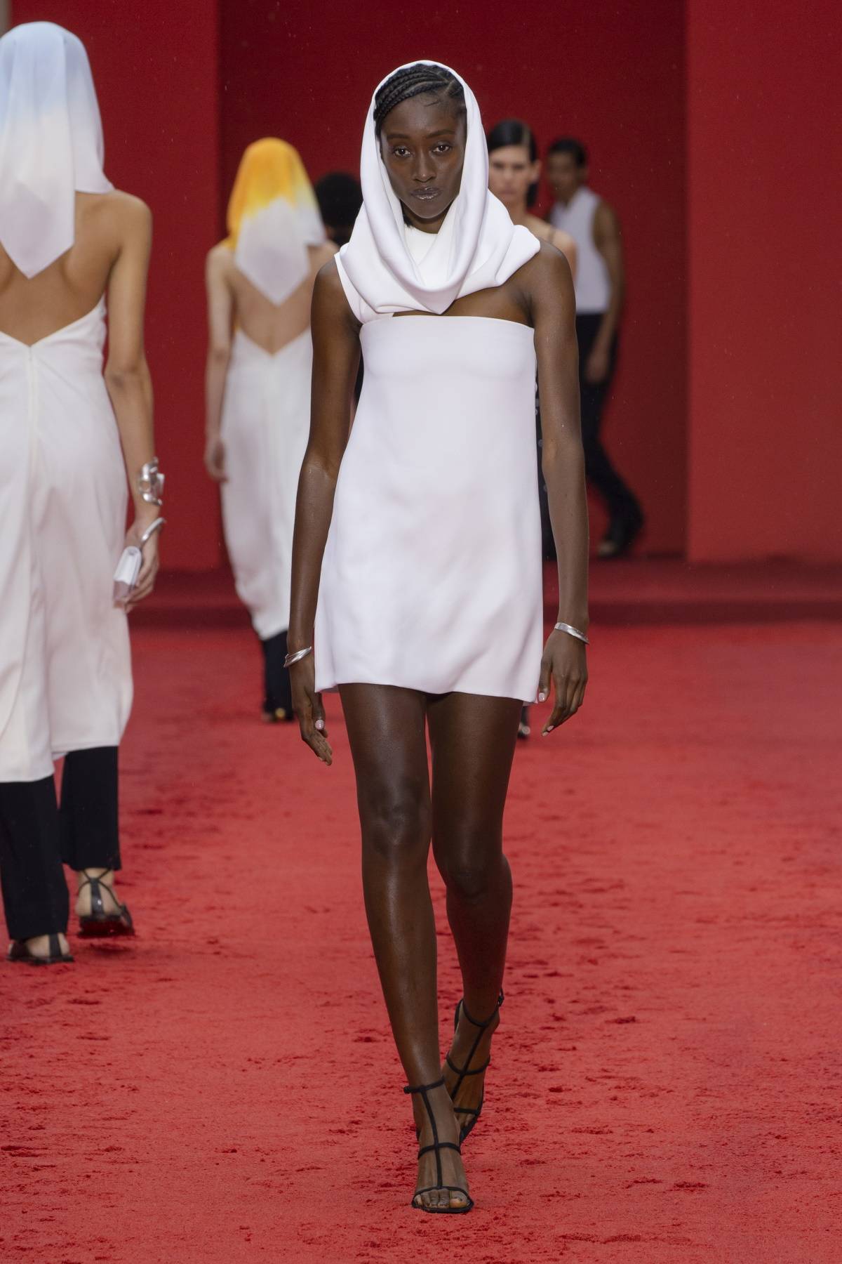 Pokaz marki Ferragamo na sezon wiosna-lato 2023. Kylie Jenner w białej sukience z kapturem marki Ferragamo. Kylie Jenner pokazała się w Paryżu w małej białej marki Ferragamo. Sukienka wyróżniała się modnym w tym sezonie kapturem. 