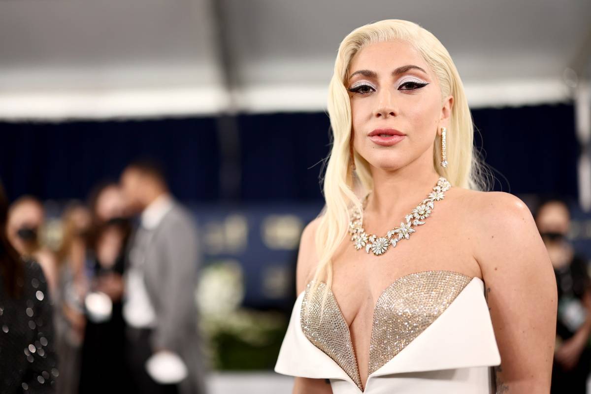 Lady Gaga w nowej fryzurze. Nosi supermodnego boba w wersji retro. Lady Gaga, kiedyś kojarzona z kontrowersyjnymi stylizacjami, dziś zachwyca lookami inspirowanymi Złotą Erą Hollywood. Zmieniła też fryzurę. 