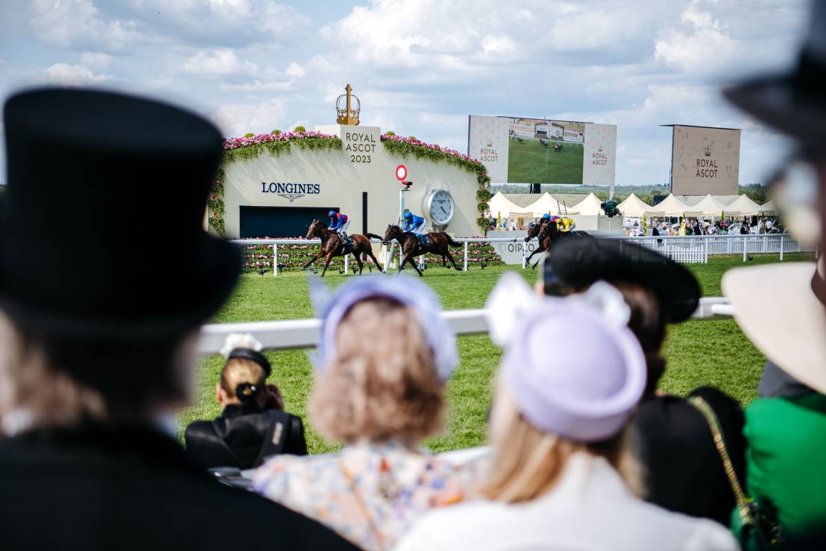 Longines partnerem wyścigów konnych Royal Ascot 2023. Wyścigi konne Royal Ascot zawsze przyciągają na trybuny największe gwiazdy i członków rodziny królewskiej. Partnerem wydarzenia w 2023 roku był Longines.