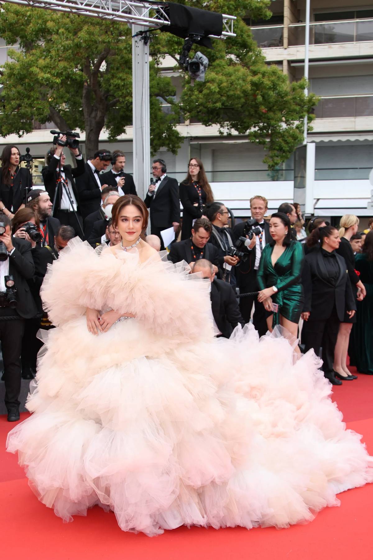 Araya Hargate w sukni Nicolas Jebran. Ślubny trend wśród kreacji gwiazd na festiwalu w Cannes. (Fot. Getty Images)