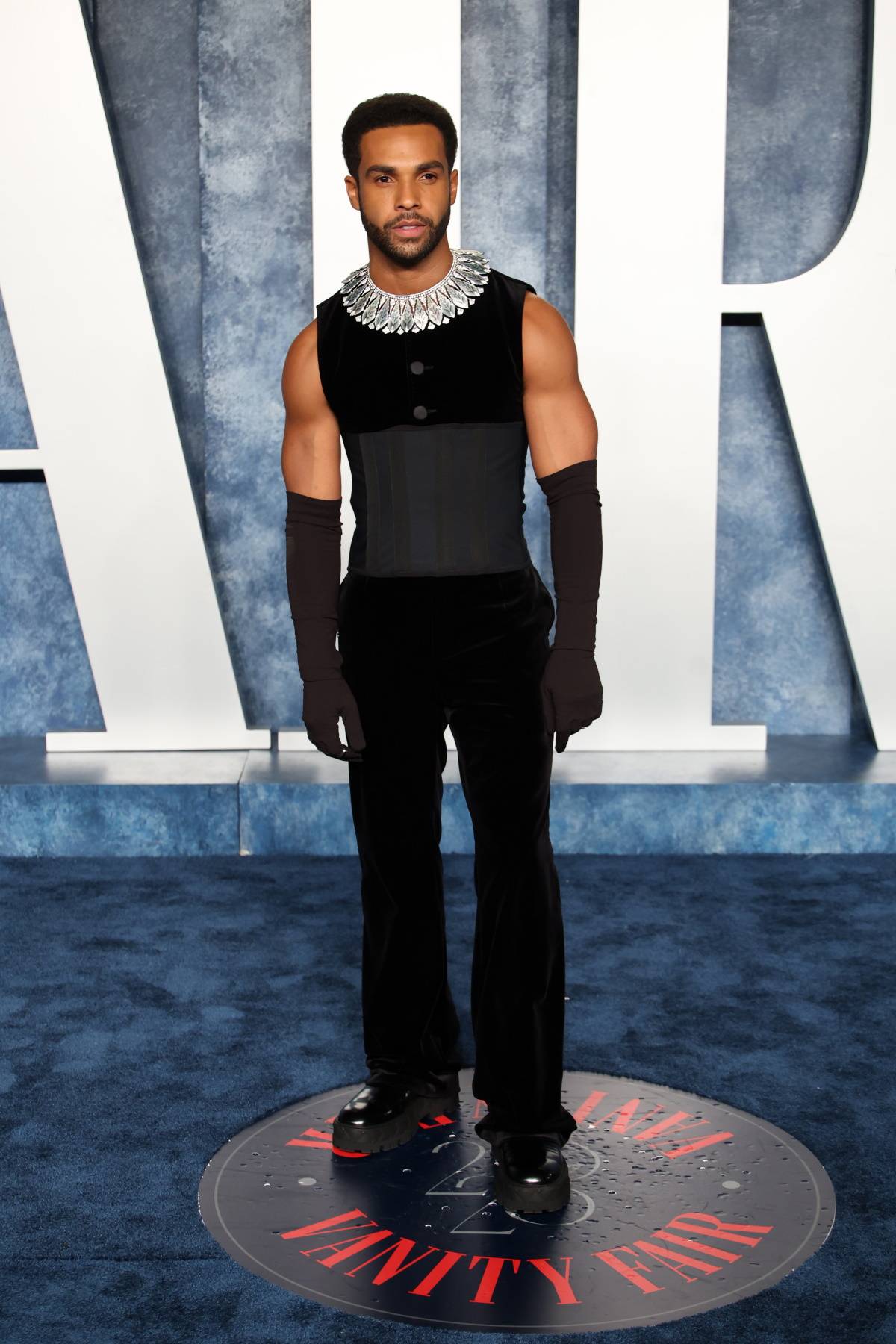 Lucien Laviscount w komplecie Dolce & Gabbana i biżuterii Boucheron na oscarowym przyjęciu magazynu „Vanity Fair”