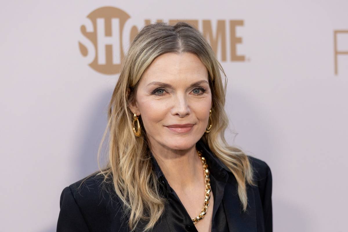 Michelle Pfeiffer celebruje zdobycie trzech milionów obserwatorów selfie bez makijażu. 65-letnia aktorka Michelle Pfeiffer pozujac na Instagramie w wydaniu no-make up podkreśla, że w każdym wieku można cieszyć się promienną cerą.