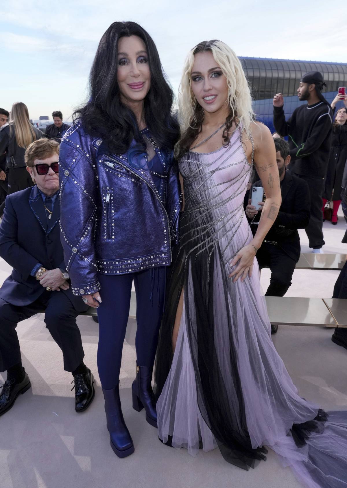 Miley Cyrus i Cher na pokazie Versace jesień-zima 2023