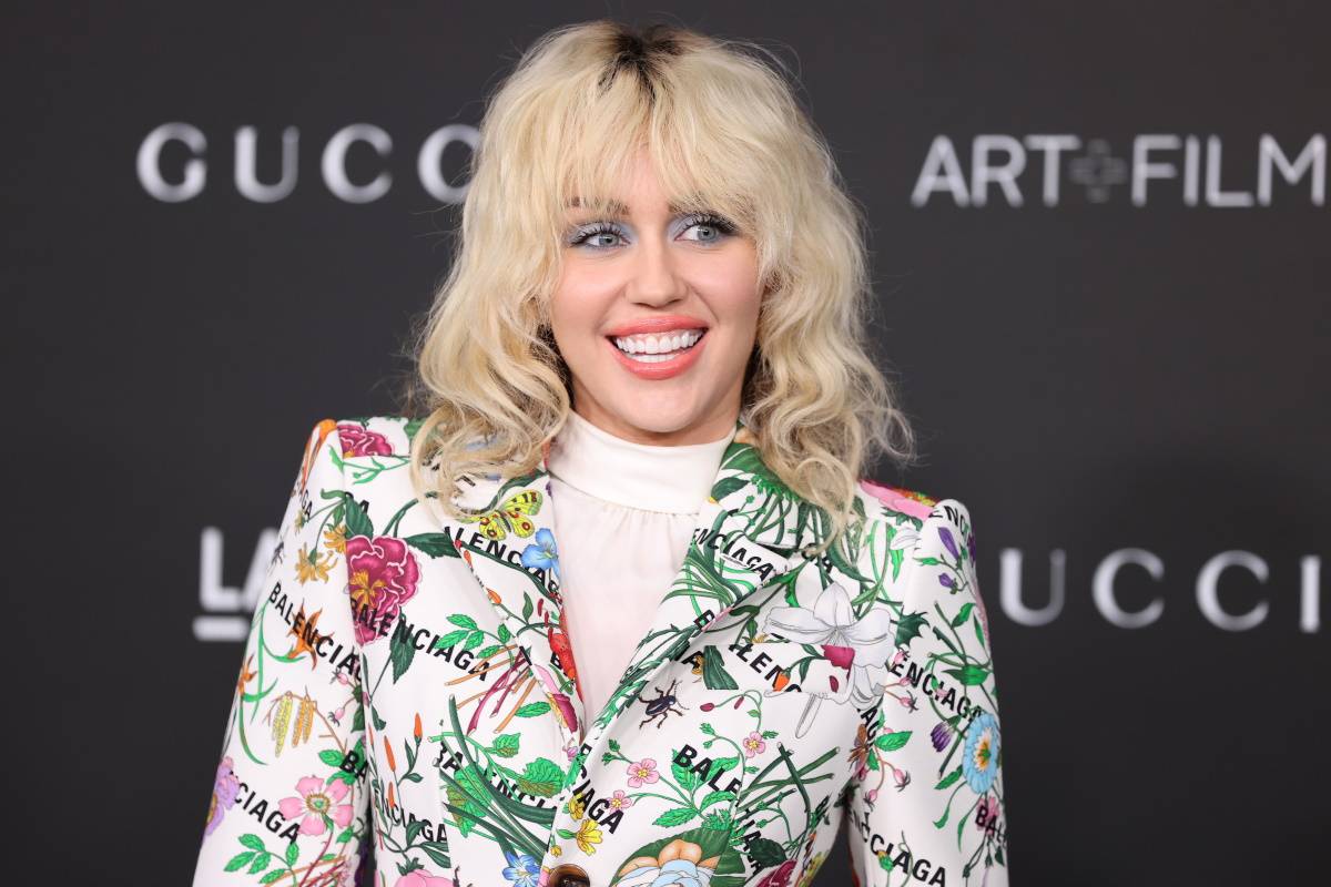 Miley Cyrus zmieniła kolor włosów na brązowy. Miley Cyrus zmieniła kolor włosów na brązowy. Słynąca z metamorfoz Miley Cyrus powróciła do fryzury, którą nosiła ponad dekadę temu. Orzechowe fale przełamała wyrazistym akcentem jak z lat 2000.