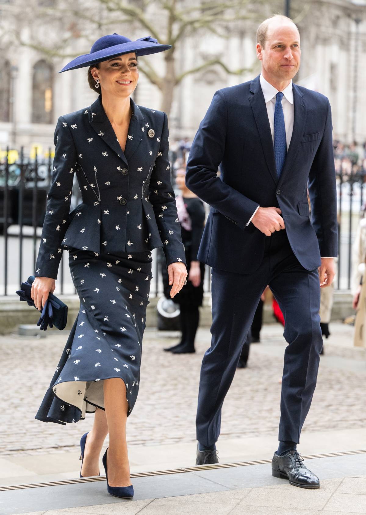 Na nabożeństwo z okazji Dnia Wspólnoty Narodów księżna Kate wybrała elegancki komplet z baskinką z kwiatowym wzorem od Erdem i biżuterię księżnej Diany