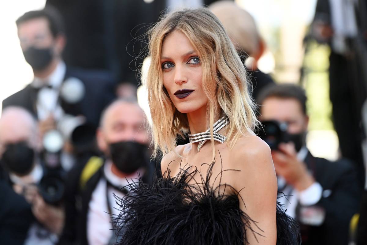 Najlepsze stylizacje Anji Rubik na festiwalu filmowym w Cannes. Anja Rubik na słynnym czerwonym dywanie w Cannes zachwyca od lat, a na tę okazję często wybiera kreacje Saint Laurent projektu Anthony’ego Vaccarello.