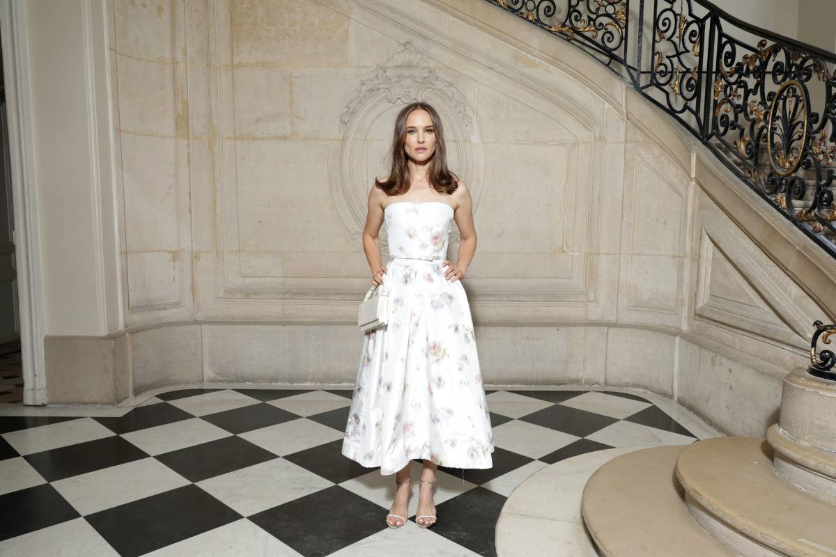 Natalie Portman w sukience Diora na pokazie jesień-zima 2023-2024. Aktorka Natalie Portman, która od 10 lat jest ambasadorką domu mody Dior, pojawiła się na pokazie haute couture na sezon jesień-zima 2023-2024.