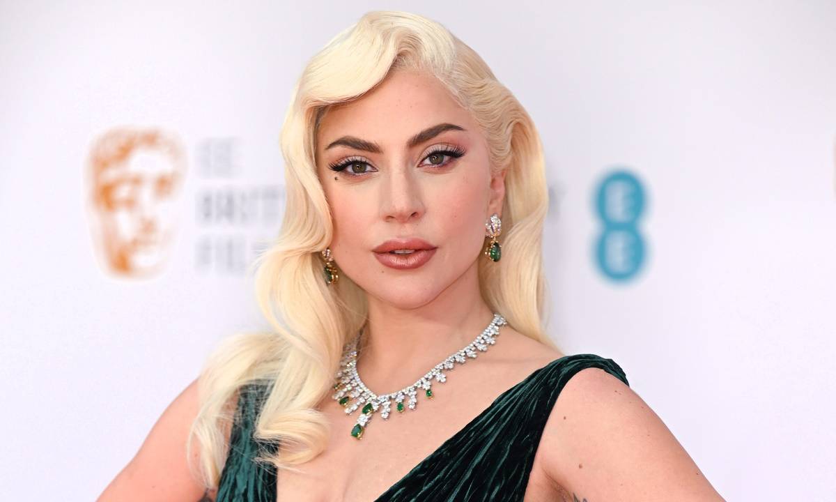 Lady Gaga debiutuje we fryzurze typu shag z rockową grzywką. Lady Gaga lubi eksperymentować z fryzurą. Platynowy blond nosi od kilku sezonów, ale teraz zaprezentowała nowe cięcie, z grzywką.