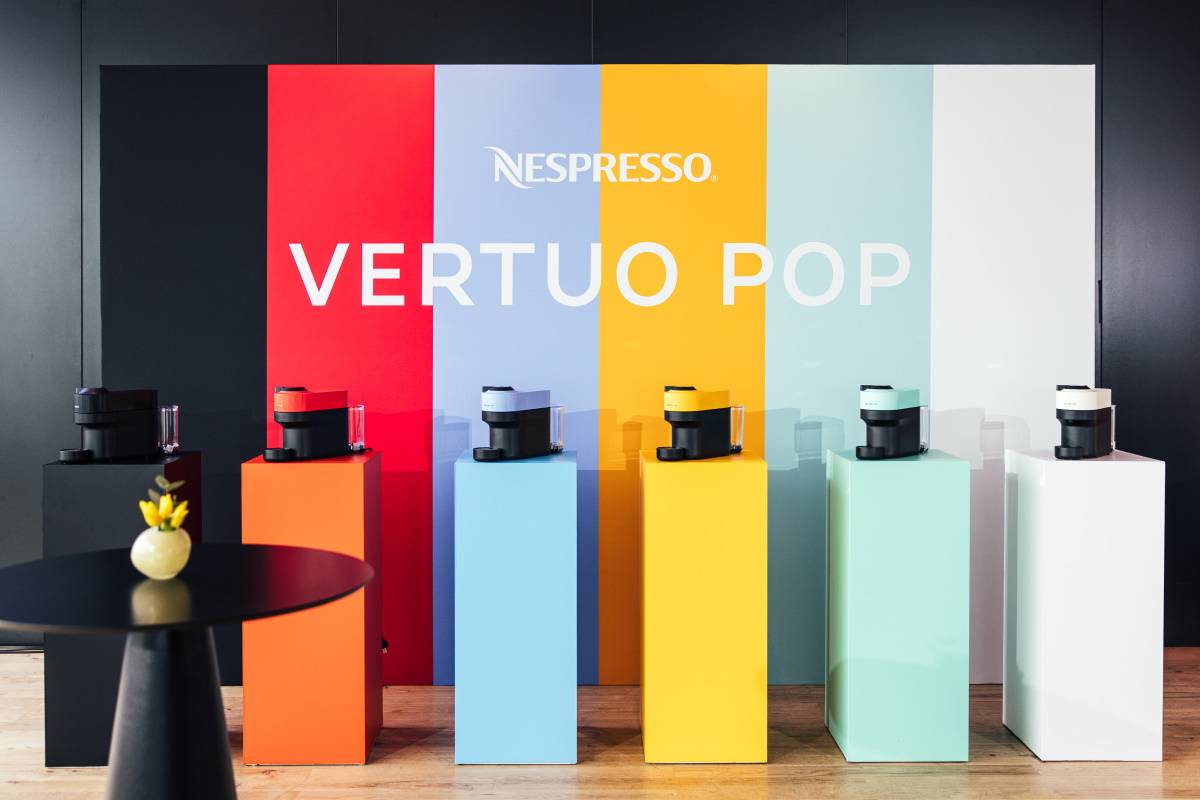 Nowy ekspres do kawy Nespresso Vertuo POP. Ekspres do kawy Nespresso Vertuo POP, dzięki technologii Centrifusion™, pozwala przygotować kawę w rozmiarach: Espresso, Double Espresso, Gran Lungo i Mug.