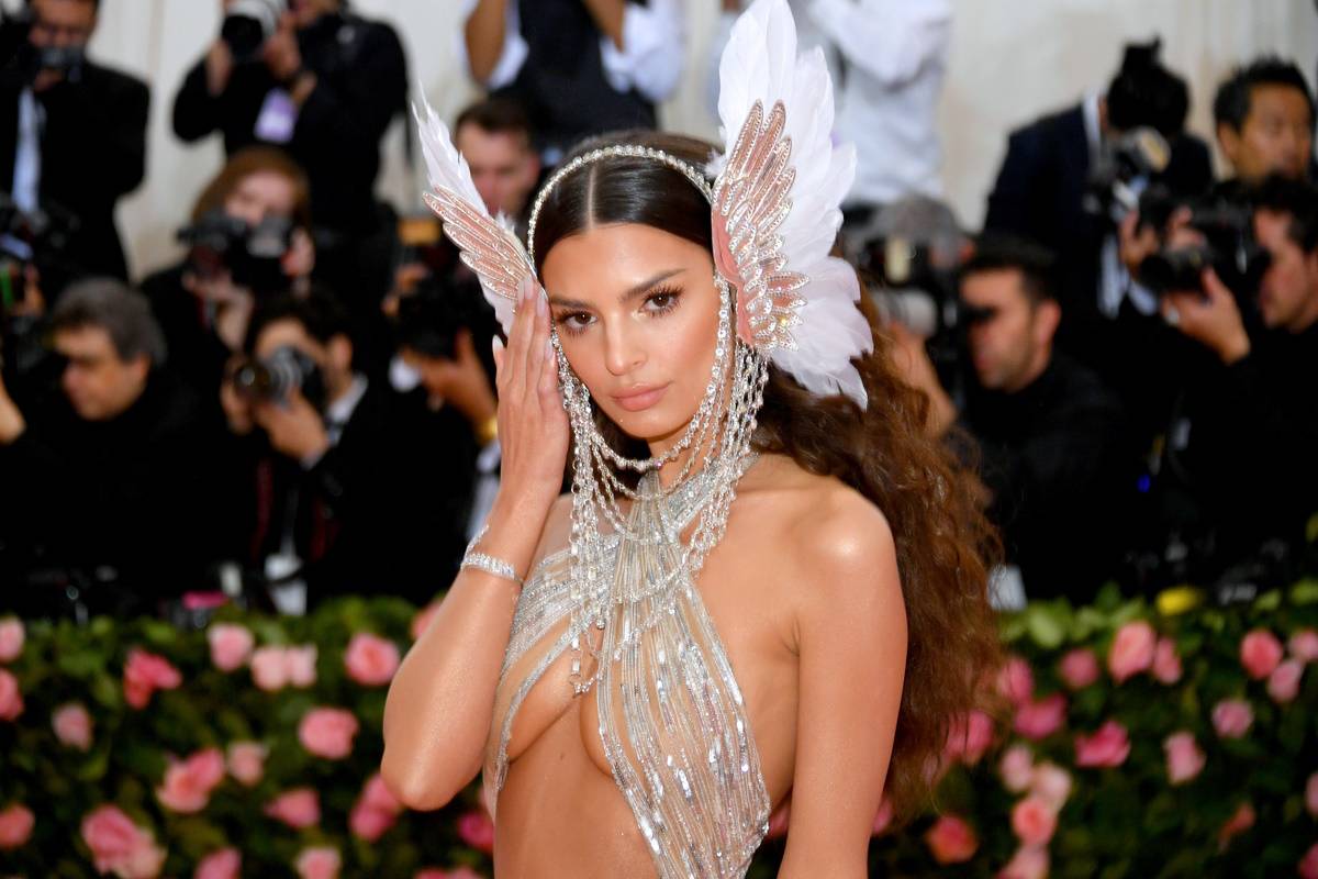 Odważne stylizacje Emily Ratajkowski na czerwonych dywanach. 7 czerwca Emily Ratajkowski obchodzi urodziny. Z tej okazji wybieramy najodważniejsze kreacje, które modelka zaprezentowała na czerwonym dywanie. 