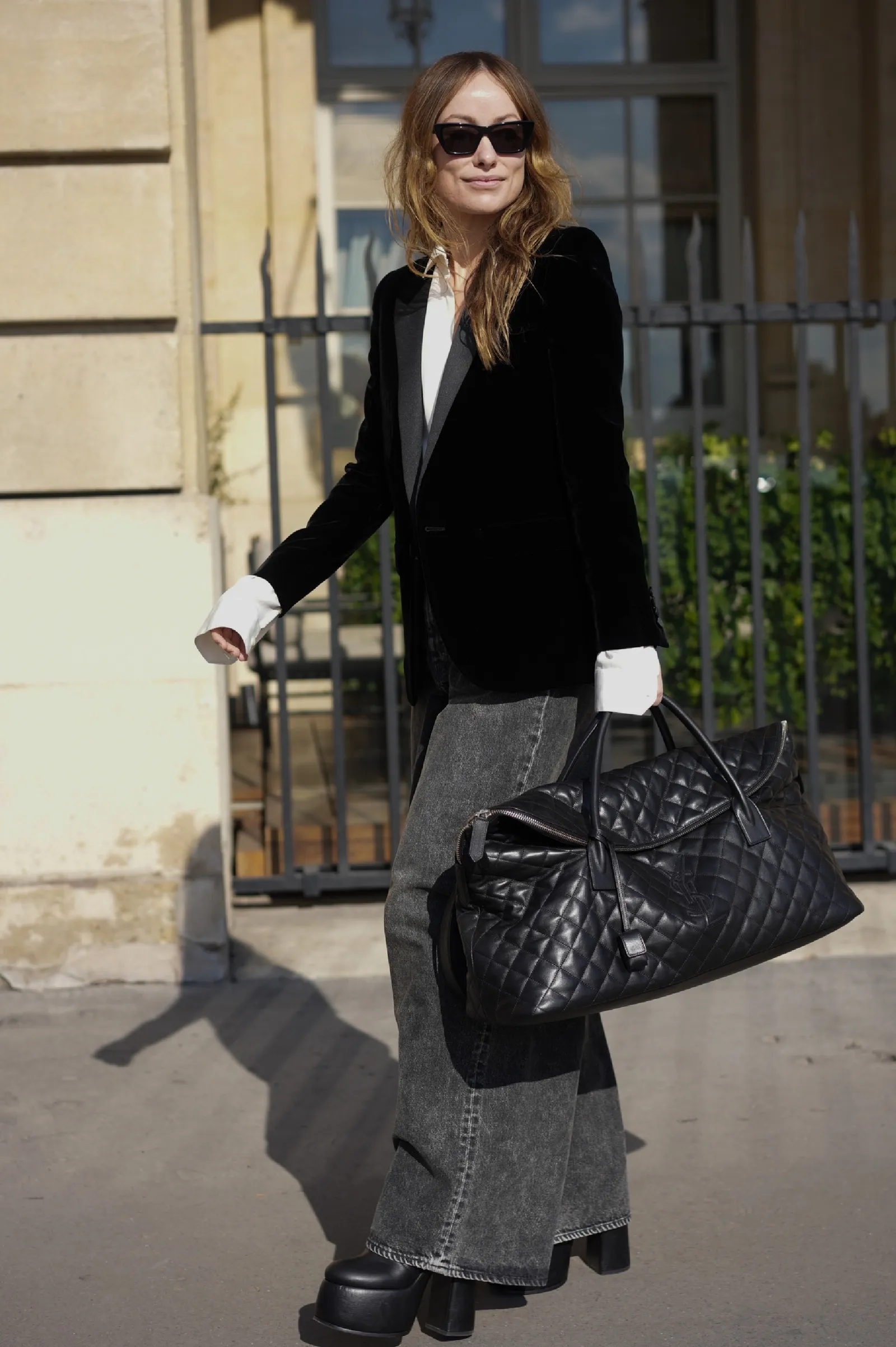 Olivia Wilde z torebką Es w Paryżu (Fot. mat. prasowe Saint Laurent)