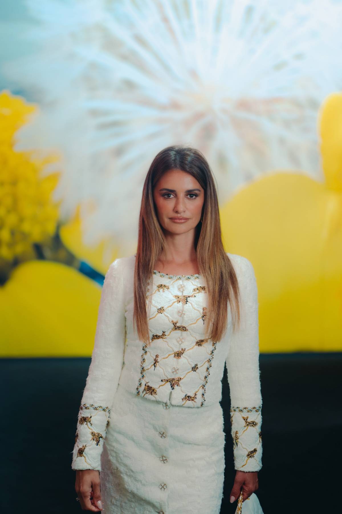 Penelope Cruz w białym komplecie Chanel na pokazie kolekcji marki na wiosnę-lato 2024.