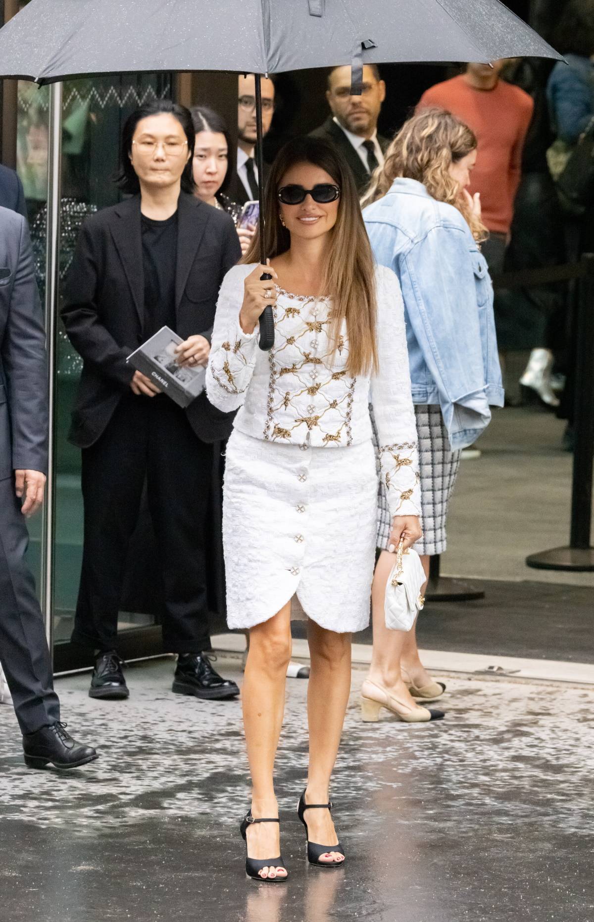 Penélope Cruz w białej garsonce na pokazie Chanel. Aktorka Penélope Cruz pojawiła się w białej garsonce na pokazie kolekcji Chanel na sezon wiosna-lato 2024.