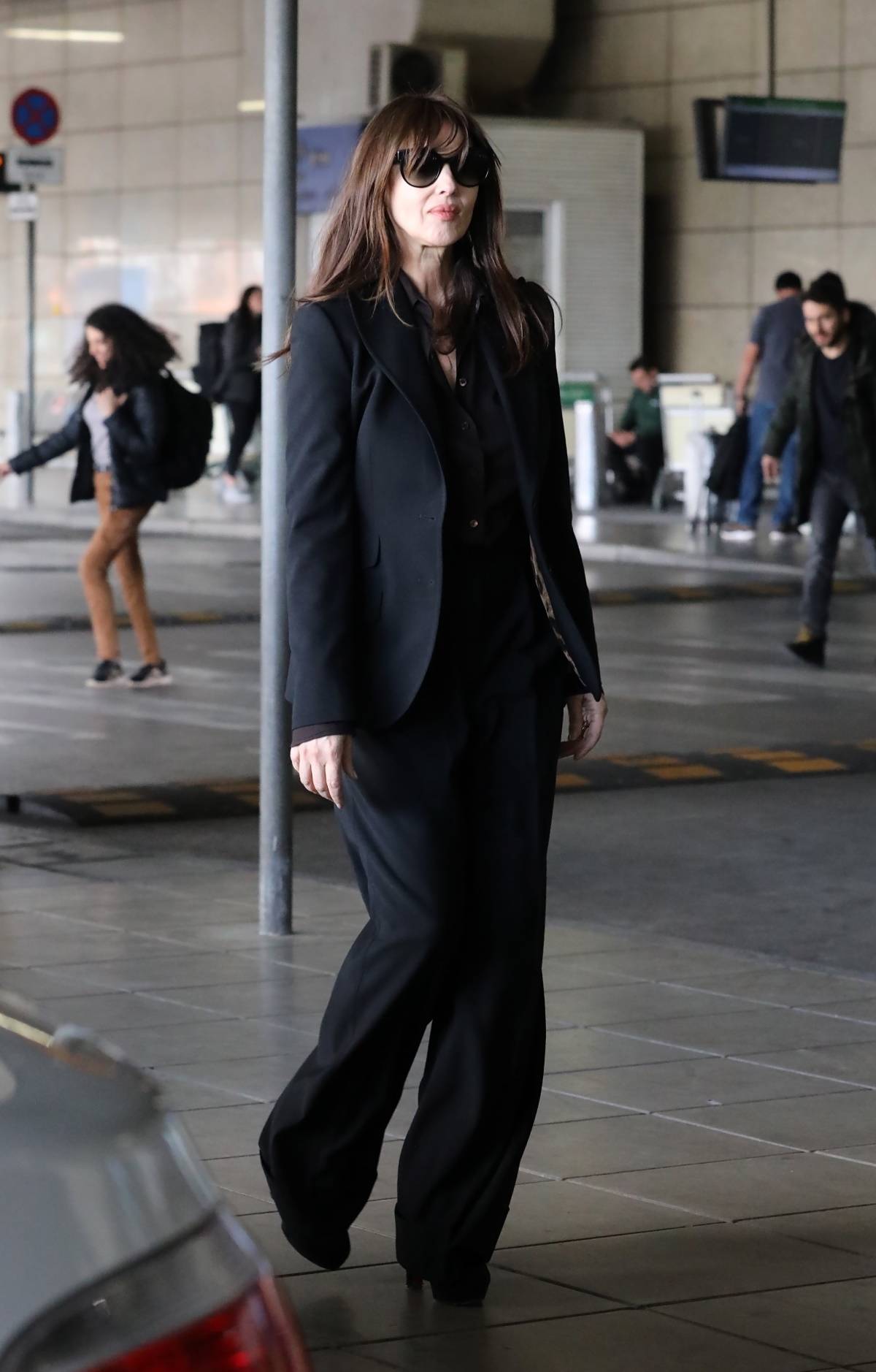 Monica Bellucci pokazała się na lotnisku w Atenach w czarnym garniturze. Ikona włoskiego kina zmysłowe stylizacje nosi nie tylko na czerwony dywan.