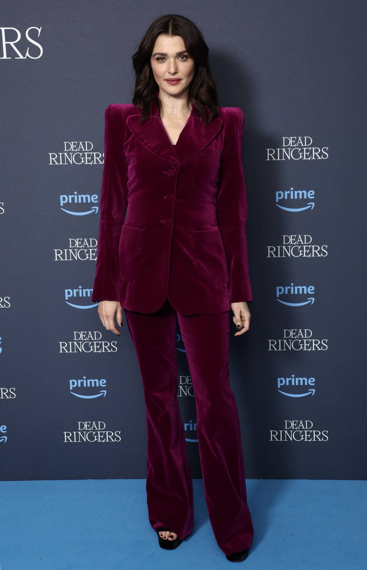 Rachel Weisz w bakłażanowym garniturze od marki The Vampire’s Wife pozuje na premierze „Drad Ringers” przypominając Tess Mcgill z „Pracującej dziewczyny”.