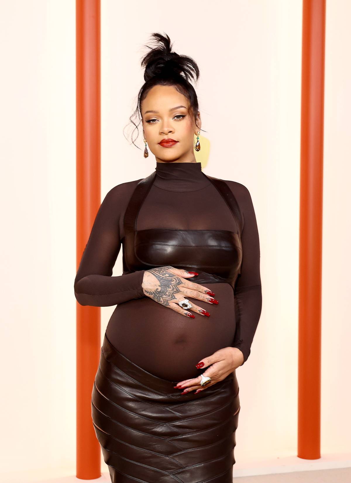 Rihanna na zdjęciach z kampanii reklamowej kolekcji biustonoszy swojej marki Savage x Fenty karmi piersią syna, RZA.