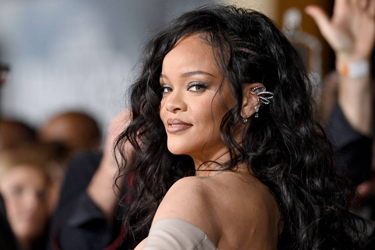 Rihanna w białym komplecie marki Courrèges na evencie promującym Fenty Beauty. 