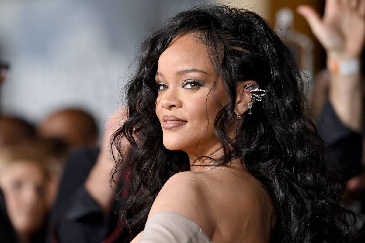 Rihanna w białym komplecie marki Courrèges na evencie promującym Fenty Beauty.