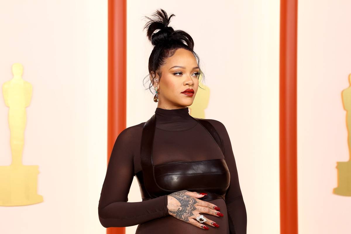 Rihanna w biżuteryjnej braletce i fuksjowej pelerynie na oscarowym afterparty