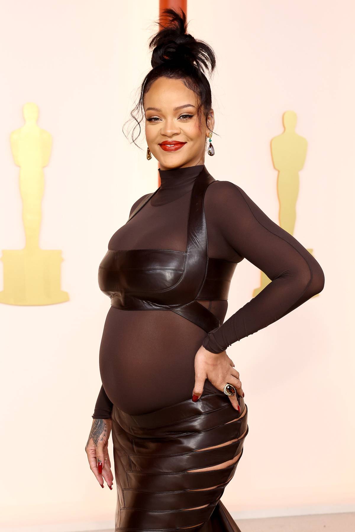 Rihanna w futrze vintage, halce i bejsbolówce na randce z ukochanym. Rihanna jako mistrzyni eklektyzmu wynosi ciążowy styl na wyższy poziom. Na randkę do futra vintage dobrała bejsbolówkę. 