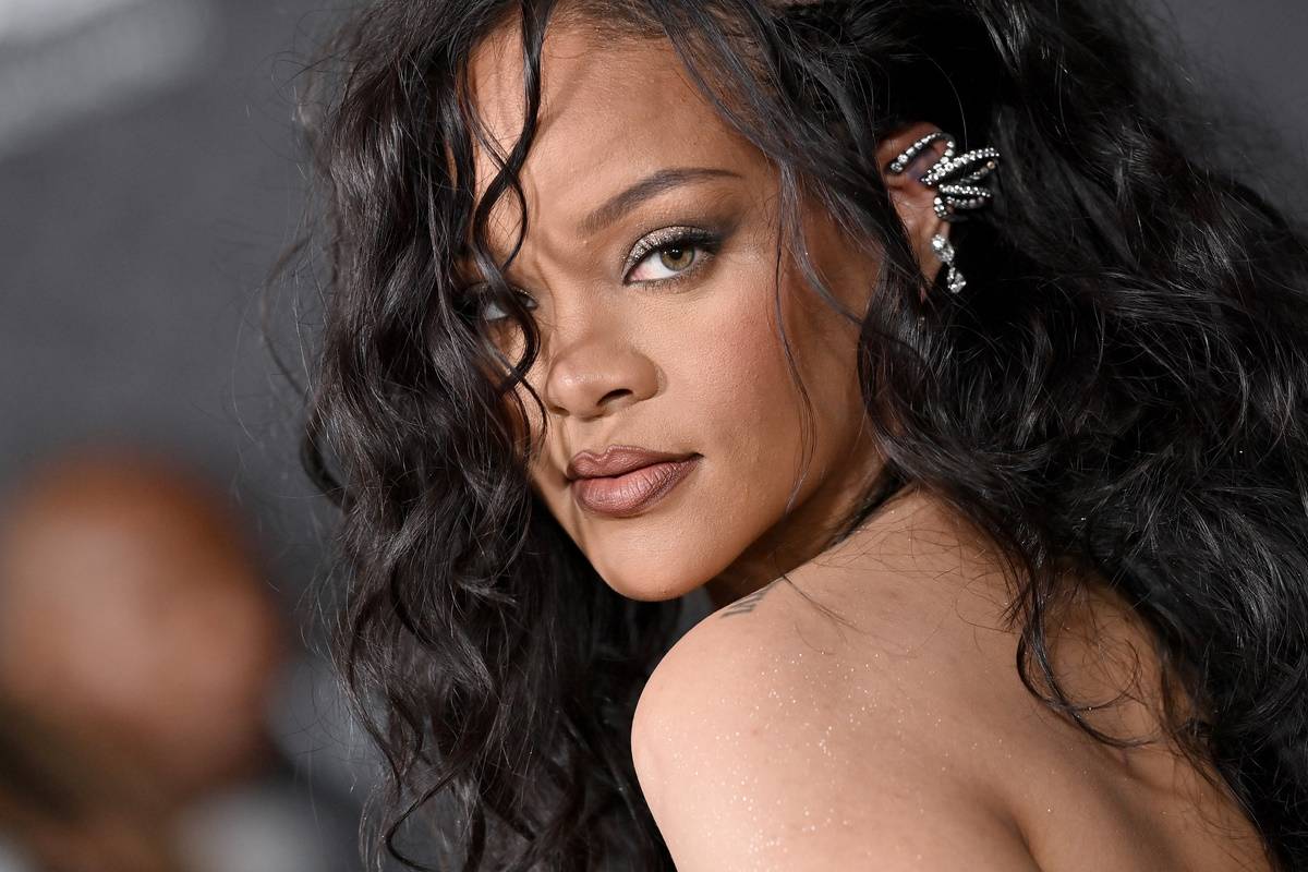 Rihanna w prześwitującej sukience w romby i cekonowym bikini w restauracji Nespo. Rihanna zdecydowała się na najodważniejszy ciążowy look w historii, wybierając się do restauracji Nespo w towarzystwie A$APa Rocky’ego w naked dress. 