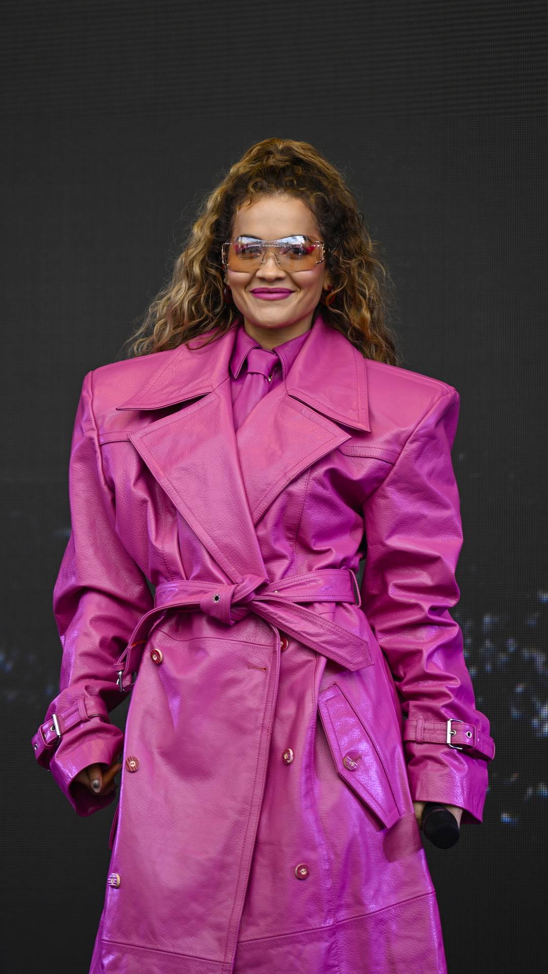 Rita Ora w różowym kombinezonie na festiwalu w Szwecji. Piosenkarka Rita Ora wystąpiła na festiwalu Big Slap w Szwecji w różowej stylizacji godnej filmowej „Barbie”: fuksjowym kombinezonie, butach i okularach.