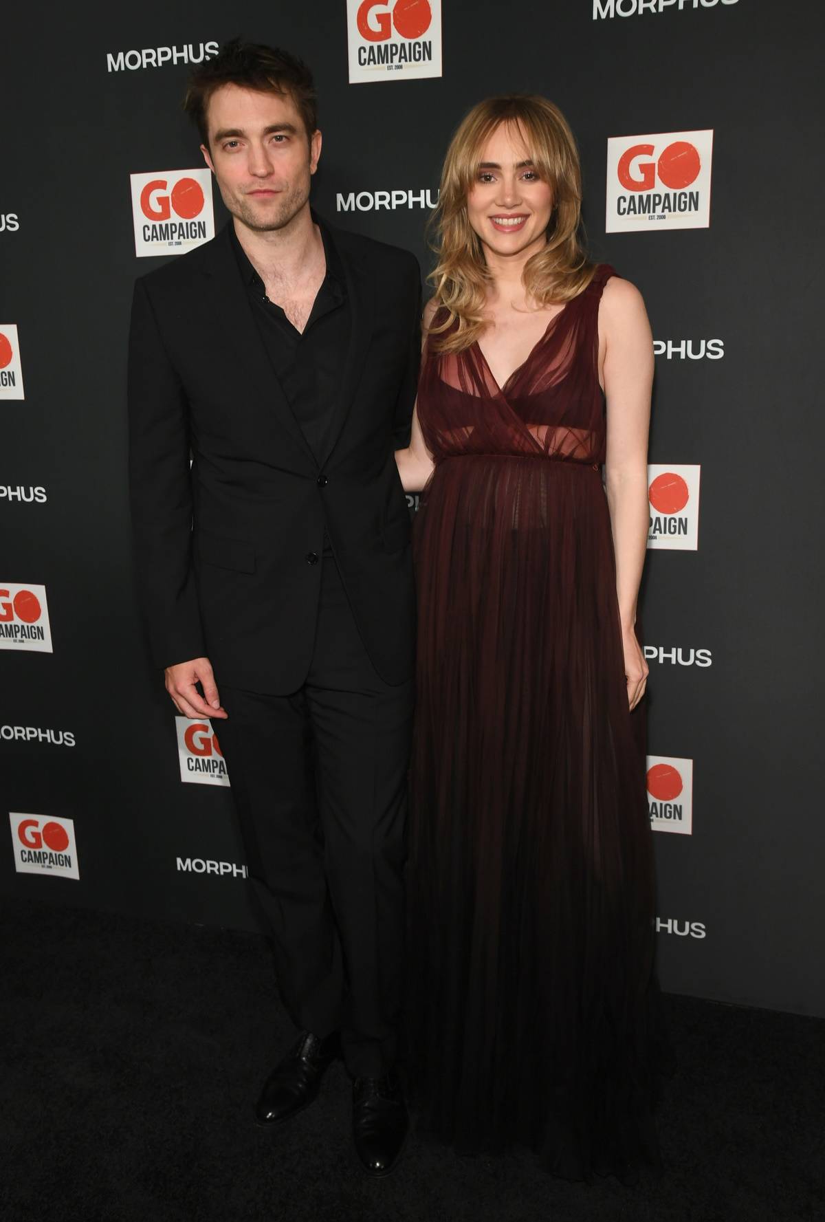 Robert Pattinson i Suki Waterhouse razem na czerwonym dywanie.