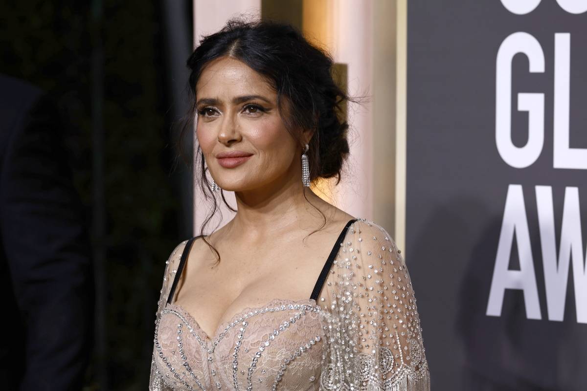 Salma Hayek na wakacjach w Jordanii pozuje w świetlistym makijażu. 