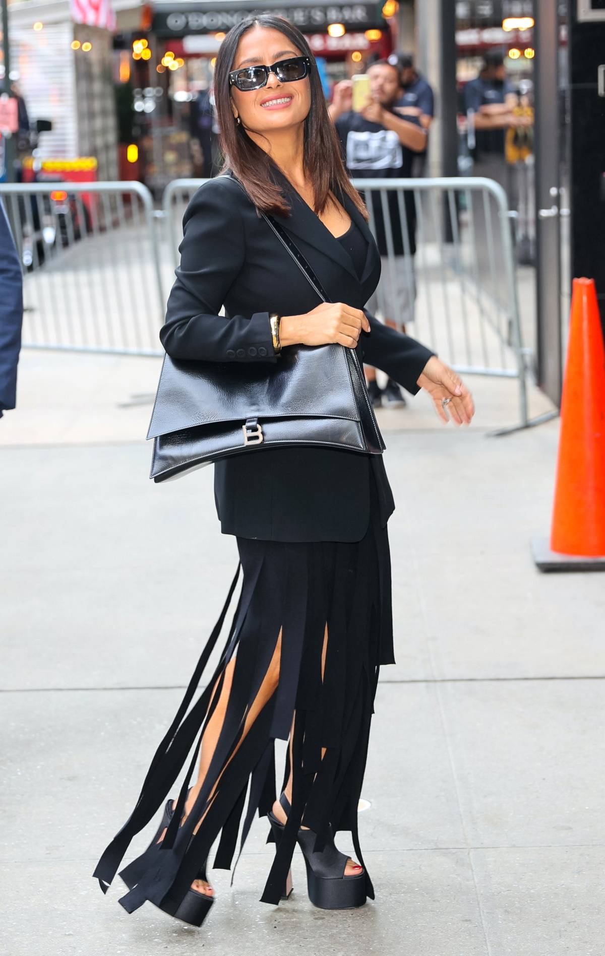 Salma Hayek w czarnej sukience z frędzlami i torbie Balenciagi. Salma Hayek promuje nadchodzący sezon „Czarnego lustra” w eleganckiej, czarnej stylizacji uzupełnionej torebką Balenciagi i czółenkami na platformie.