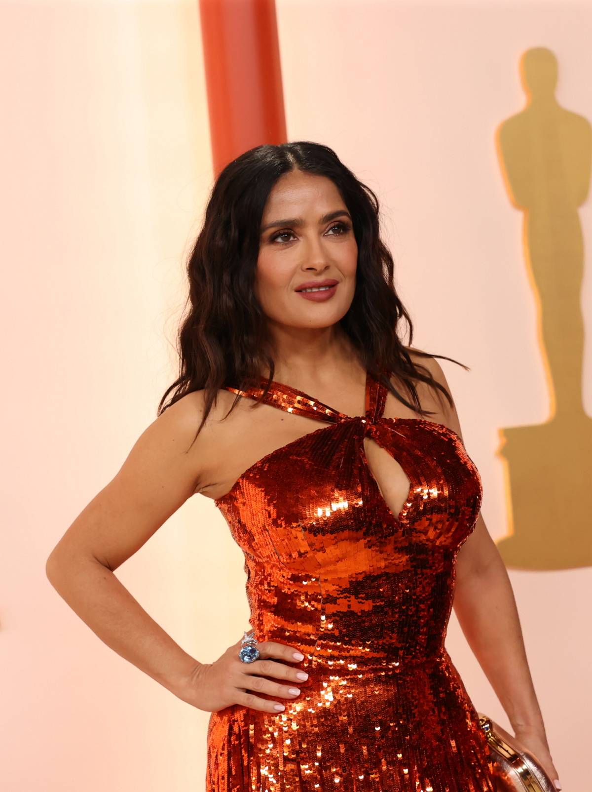 Salma Hayek w jedwabnym komplecie Borgo de Nor i awangardowych szpilkach Alexandra McQueena. Aktorka Salma Hayek pozuje na Instagramie w jedwabnym komplecie Borgo de Nor w tropikalny print i w fantazyjnych botkach Alexandra McQueena.