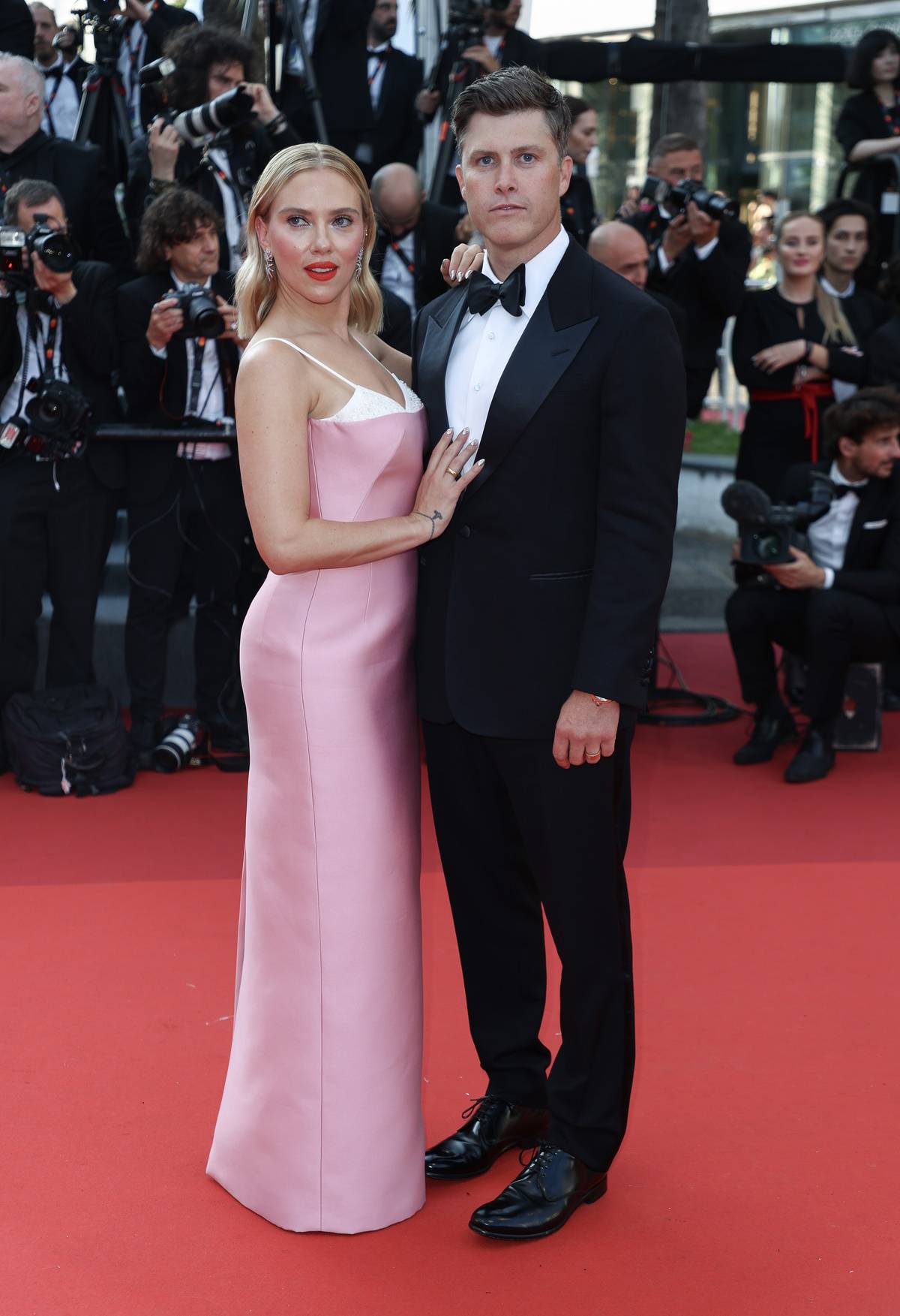 Scarlett Johansson w Cannes w sukience Prady eksponującej biustonosz. Scarlett Johansson na canneńską premierę filmu „Asteroid City” Wesa Andersona wybrała suknię Prady, spod której wystawał biały biustonosz.
