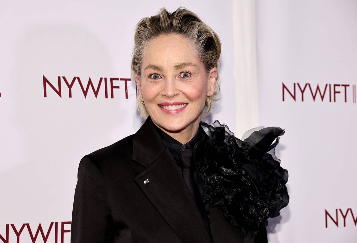 Sharon Stone na gali NYWIFT Muse Awards w Nowym Jorku pojawiła się w czerni od stóp do głów. Maksymalistyczna stylizacja bazowała na zestawieniu androgynicznej i romantycznej estetyki. 