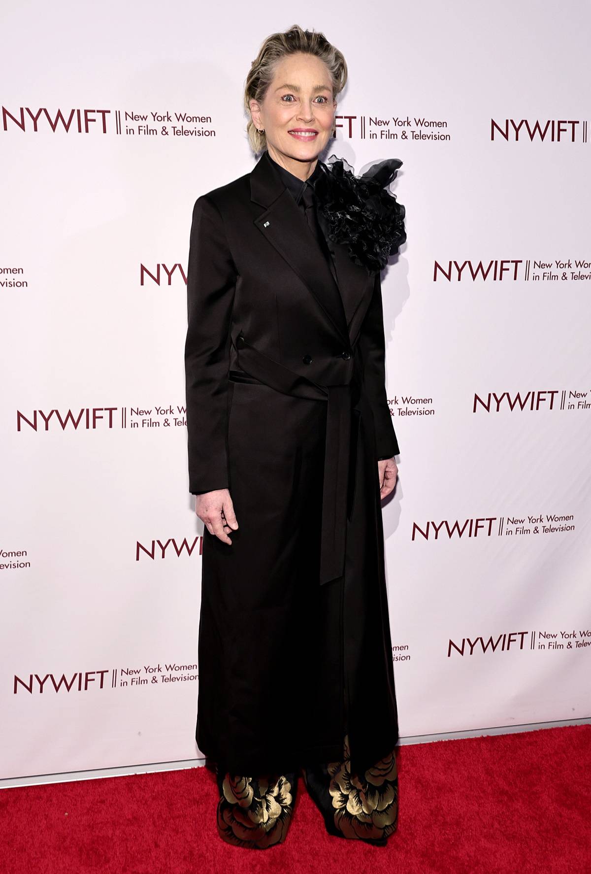 Sharon Stone na gali NYWIFT Muse Awards w Nowym Jorku pojawiła się w czerni od stóp do głów. Maksymalistyczna stylizacja bazowała na zestawieniu androgynicznej i romantycznej estetyki. 