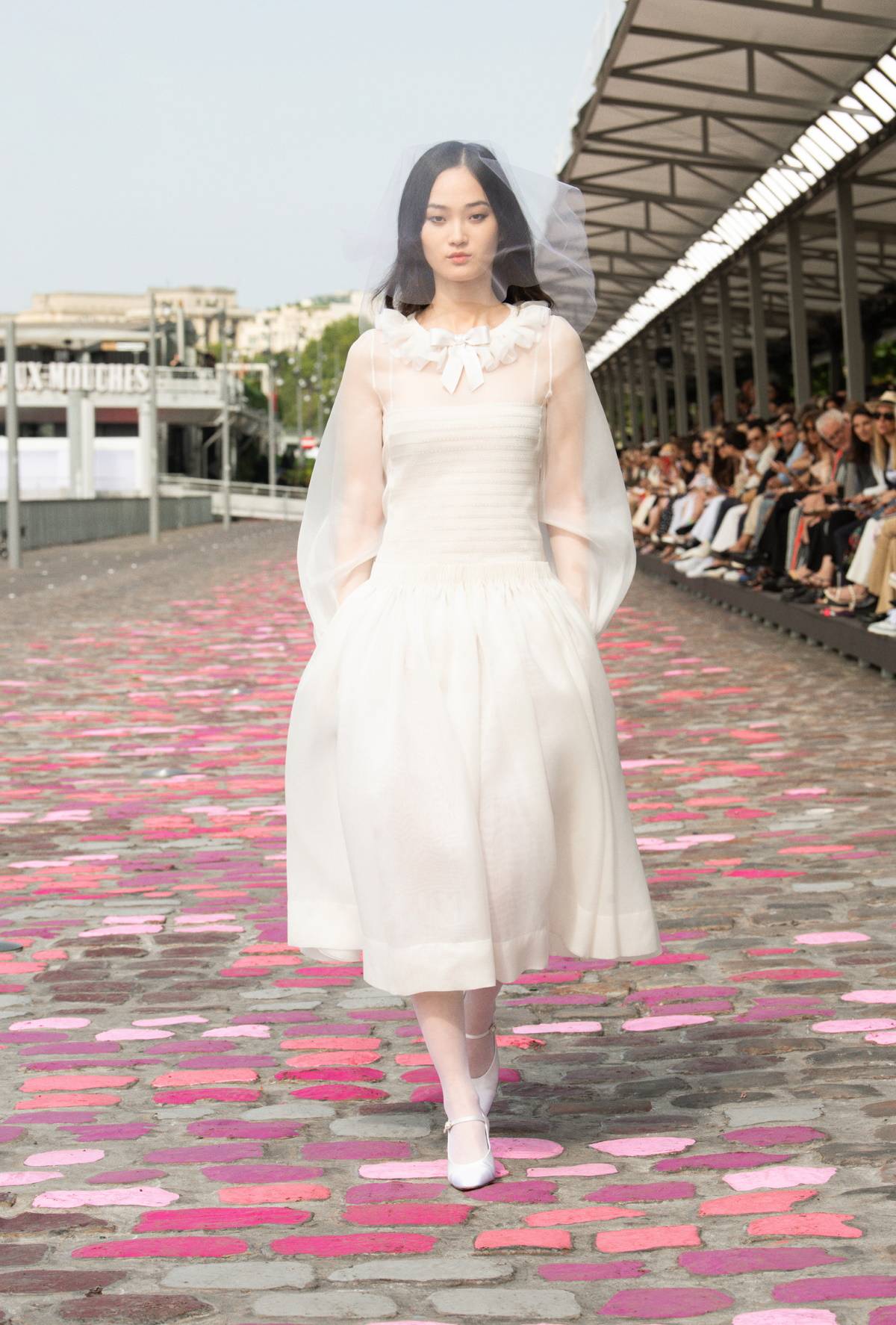 Ślubne inspiracje z pokazów haute couture jesień-zima 2023-2024. Suknia ślubna to już nie tylko biel. Pokazujemy ślubne inspiracje z wybiegów paryskiego tygodnia mody haute couture jesień-zima 2023-2024.