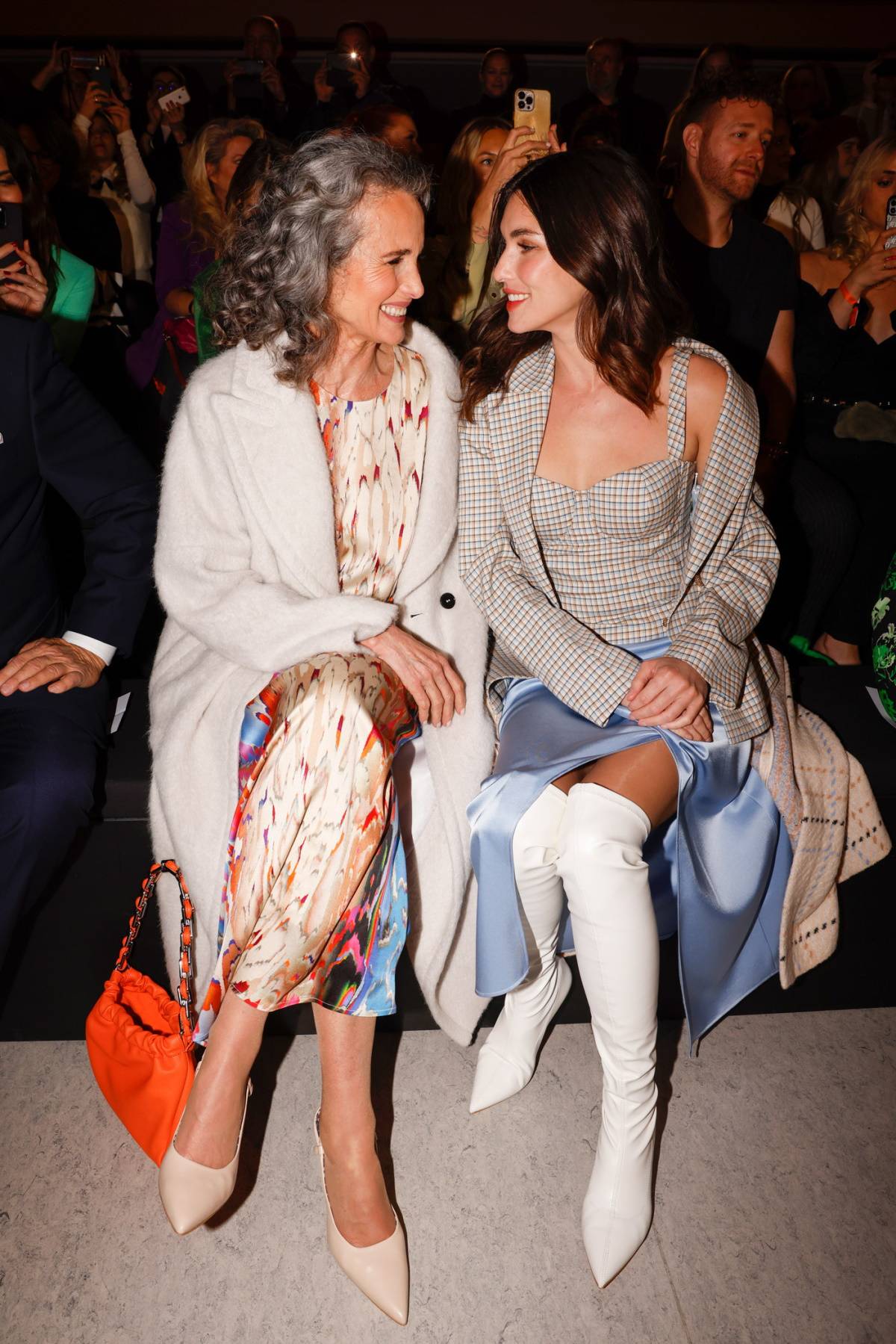 Andie MacDowell z córką Rainey Qualley na tygodniu mody w Berlinie. (Fot. Getty Images)