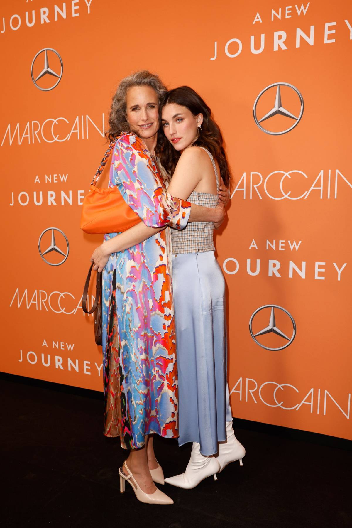 Andie MacDowell z córką Rainey Qualley na tygodniu mody w Berlinie. (Fot. Getty Images)