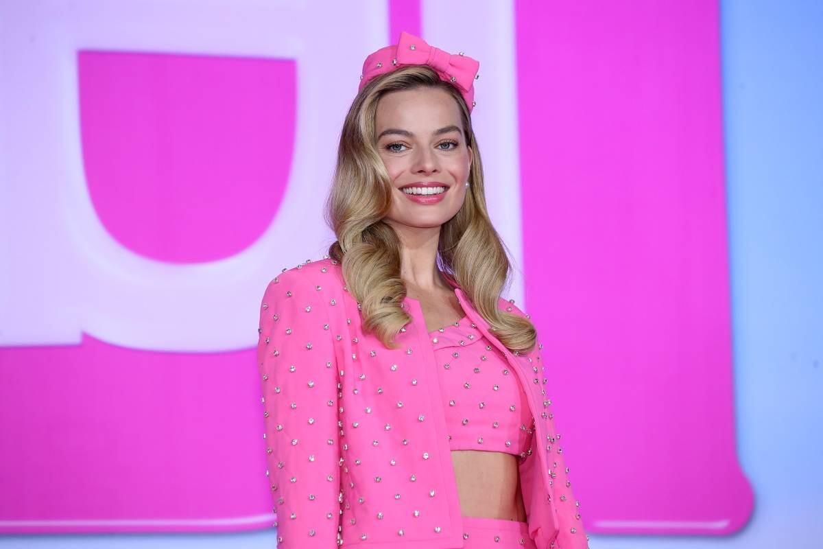 Stylizacje Margot Robbie z trasy promocyjnej „Barbie”. Margot Robbie wciela się w tytułową rolę w „Barbie”. Podczas trasy promocyjnej filmu nosi ubrania jak z szafy kultowej lalki. 