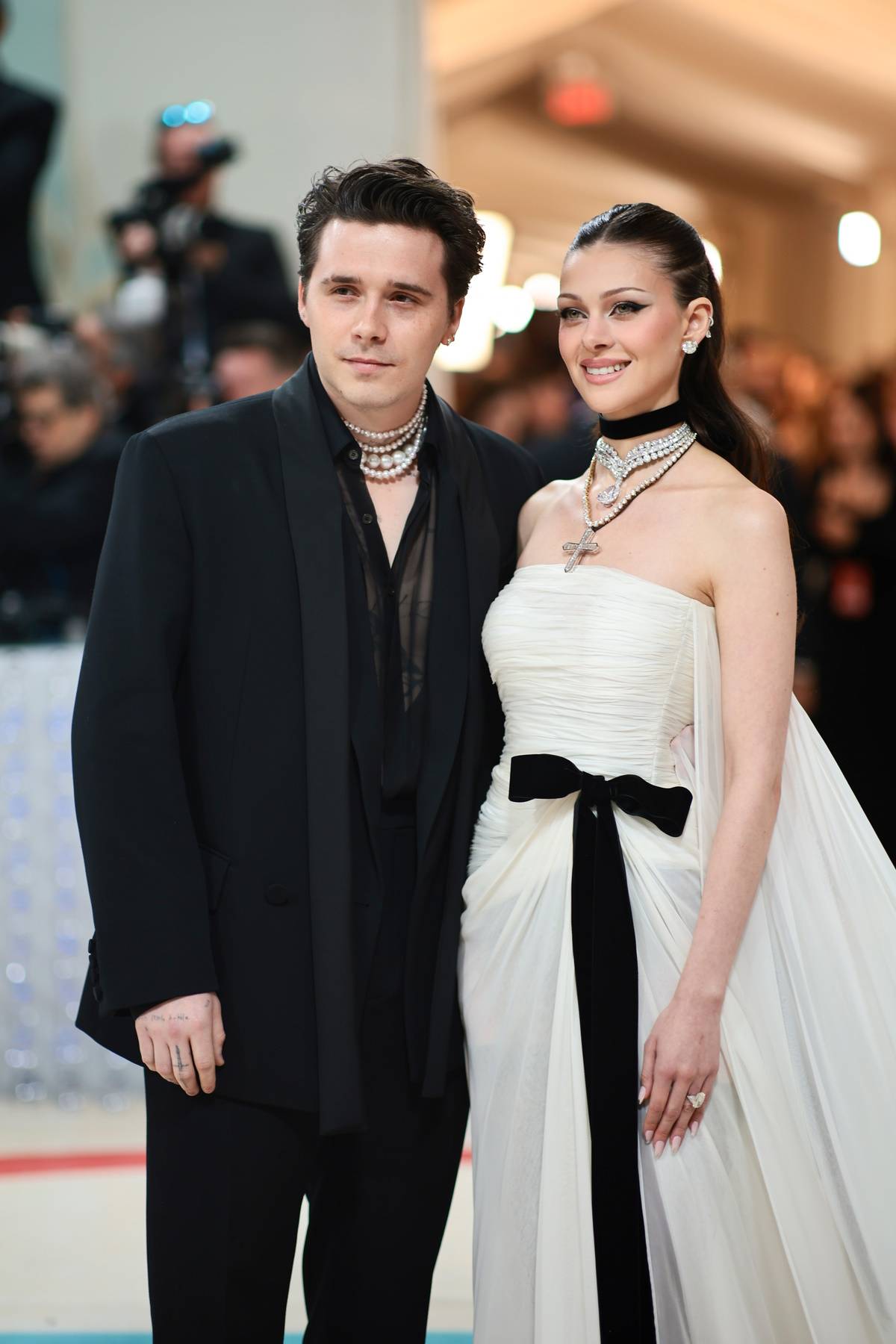 Stylizacje Nicoli Peltz na wakacjach w Saint-Tropez. Nicola Peltz i Brooklyn Beckham wakacje spędzają w Saint Tropez. Podczas wypoczynku Peltz wybiera stroje, nawiązujące do klasyki letnich stylizacji.