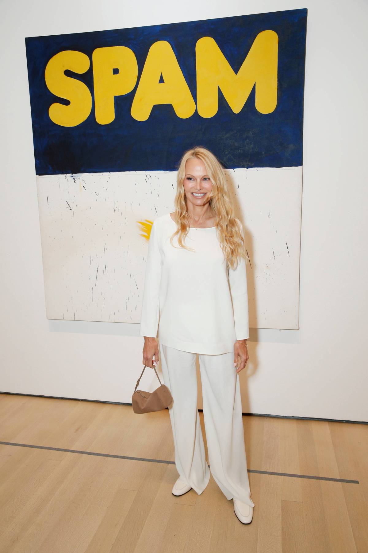 Stylizacje Pameli Anderson na tygodniu mody w Nowym Jorku. Pamela Anderson do perfekcji opanowała styl quiet luxury.