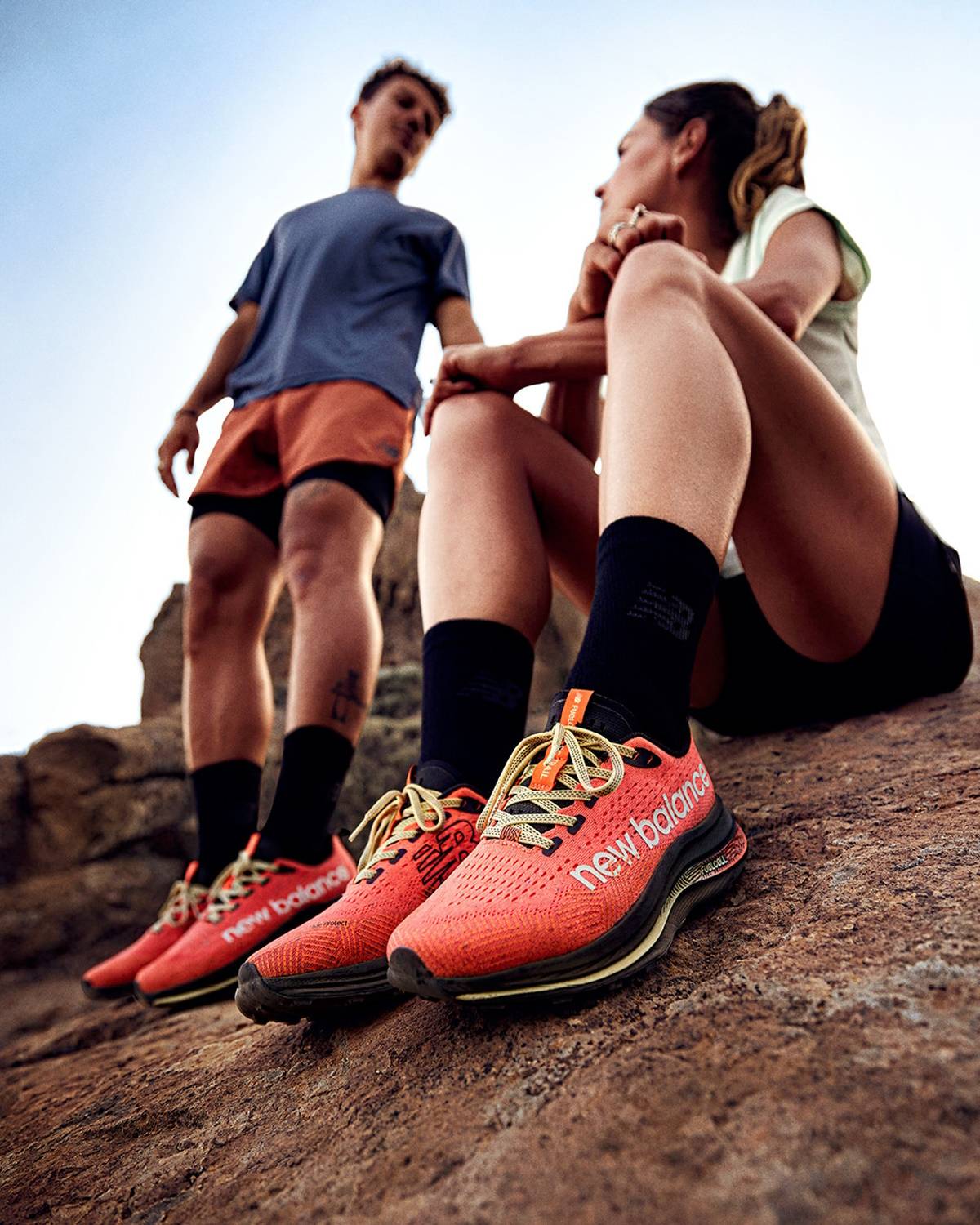 Supercomp Trail New Balance: sneakersy dla biegaczy. Marka New Balance zaprezentowała nowy model butów Supercomp Trail do biegania w terenie. To pierwsze buty trailowe marki z wbudowaną płytką karbonową.