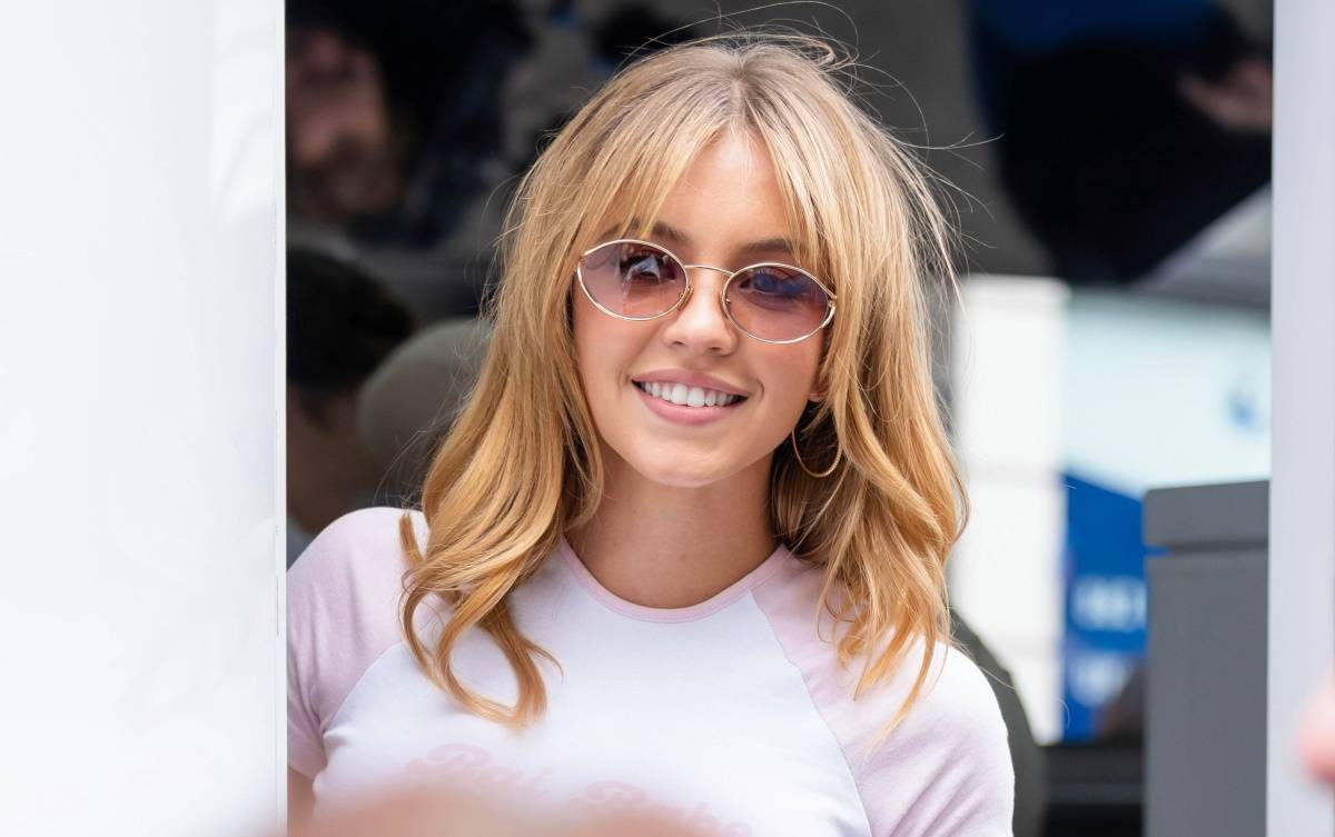 Sydney Sweeney w mini spódniczce i retro topie przypomina Britney Spears. Sweeney miała na sobie obcisły top i mini z dużymi kieszeniami. Jej look nawiązywał do stylu Britney Spears.