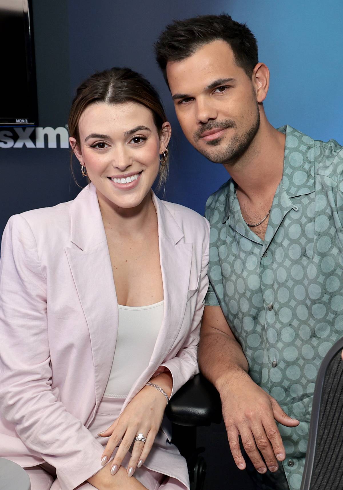 Taylor Lautner opowiada o miłości do żony Taylor Dome. Taylor Lautner i jego żona, Taylor Dome, opowiedzieli o swojej miłości w podcaście The Squeeze. Para pobrała się w 2022 roku. 