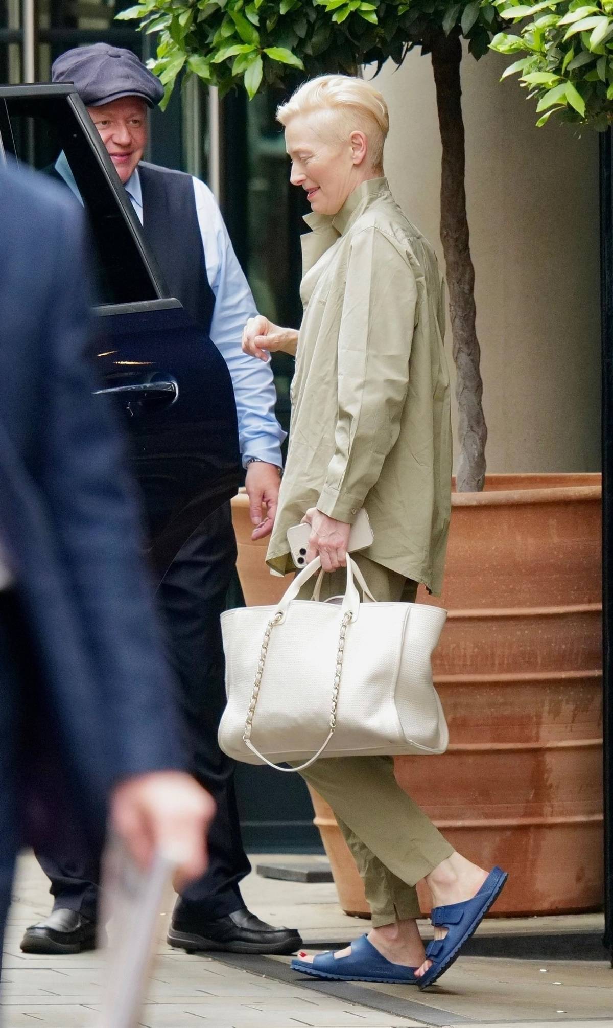 Tilda Swinton w niebieskich Birkentockach.  Aktorka Tilda Swinton dołącza do grona gwiazd, które kochają Birkenstocki. Buty z kategorii ugly shoes nosi z oliwkowymi spodniami i koszulą. 